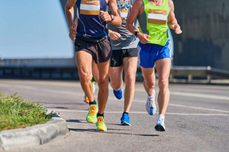 1920 marathon runners on city road