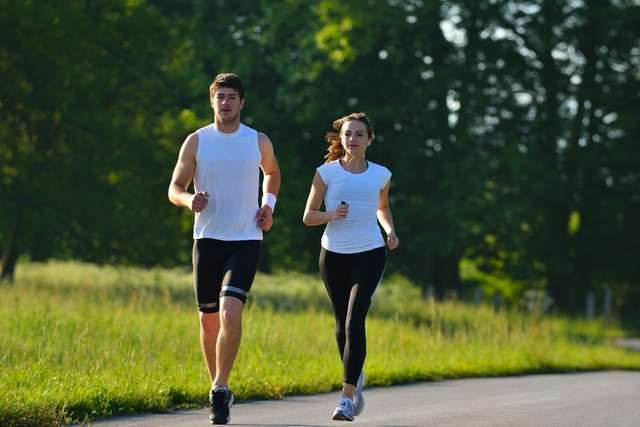 640 young couple jogging